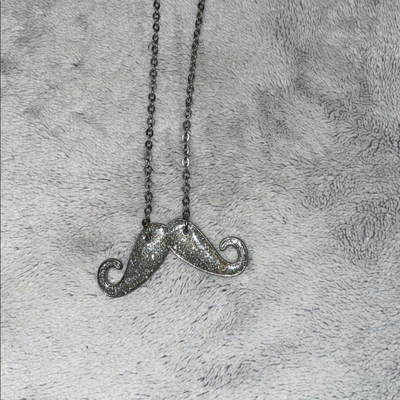 silver mustache necklace - Picture 1 of 4